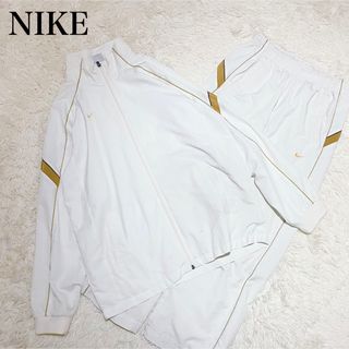 ナイキ(NIKE)の【良品】NIKE セットアップ　カジュアル　スポーツ　ホワイト　金ロゴ　メンズ(ナイロンジャケット)