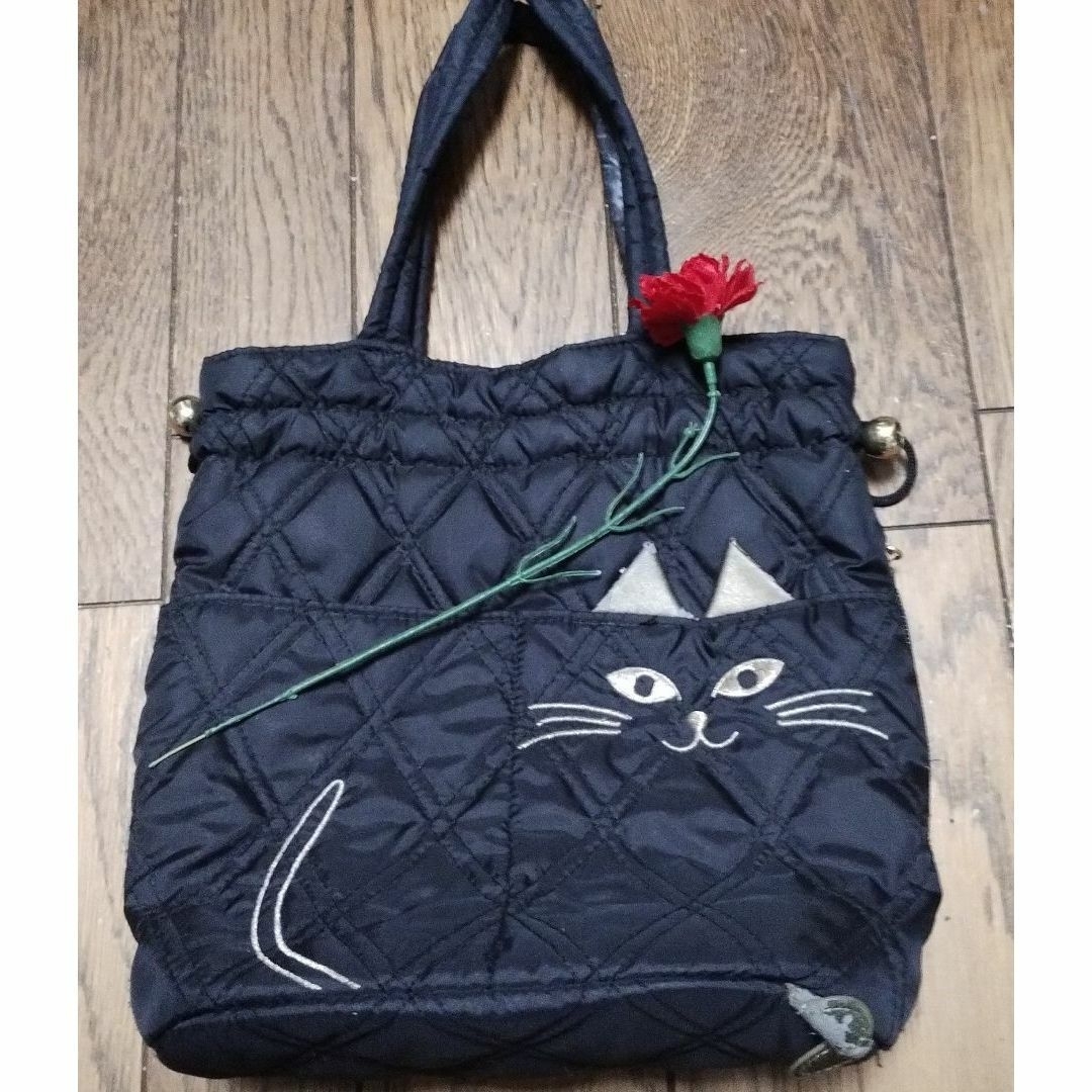 金眼の黒猫  フワフワキルティング、トートバッグ,巾着へ変身 レディースのバッグ(トートバッグ)の商品写真