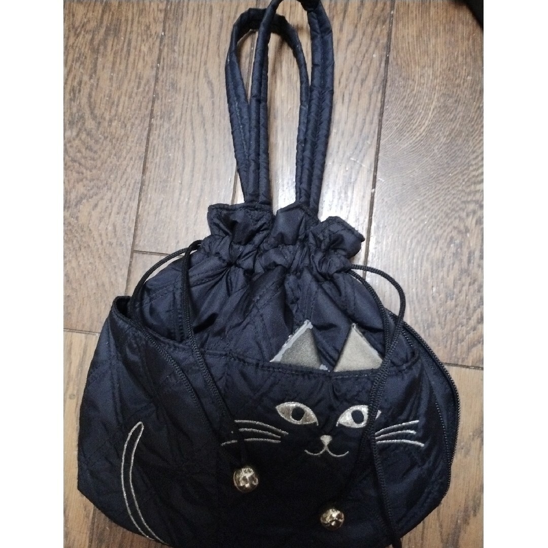 金眼の黒猫  フワフワキルティング、トートバッグ,巾着へ変身 レディースのバッグ(トートバッグ)の商品写真