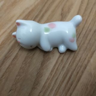 陶磁器　猫型　箸置き　ピンク系(テーブル用品)