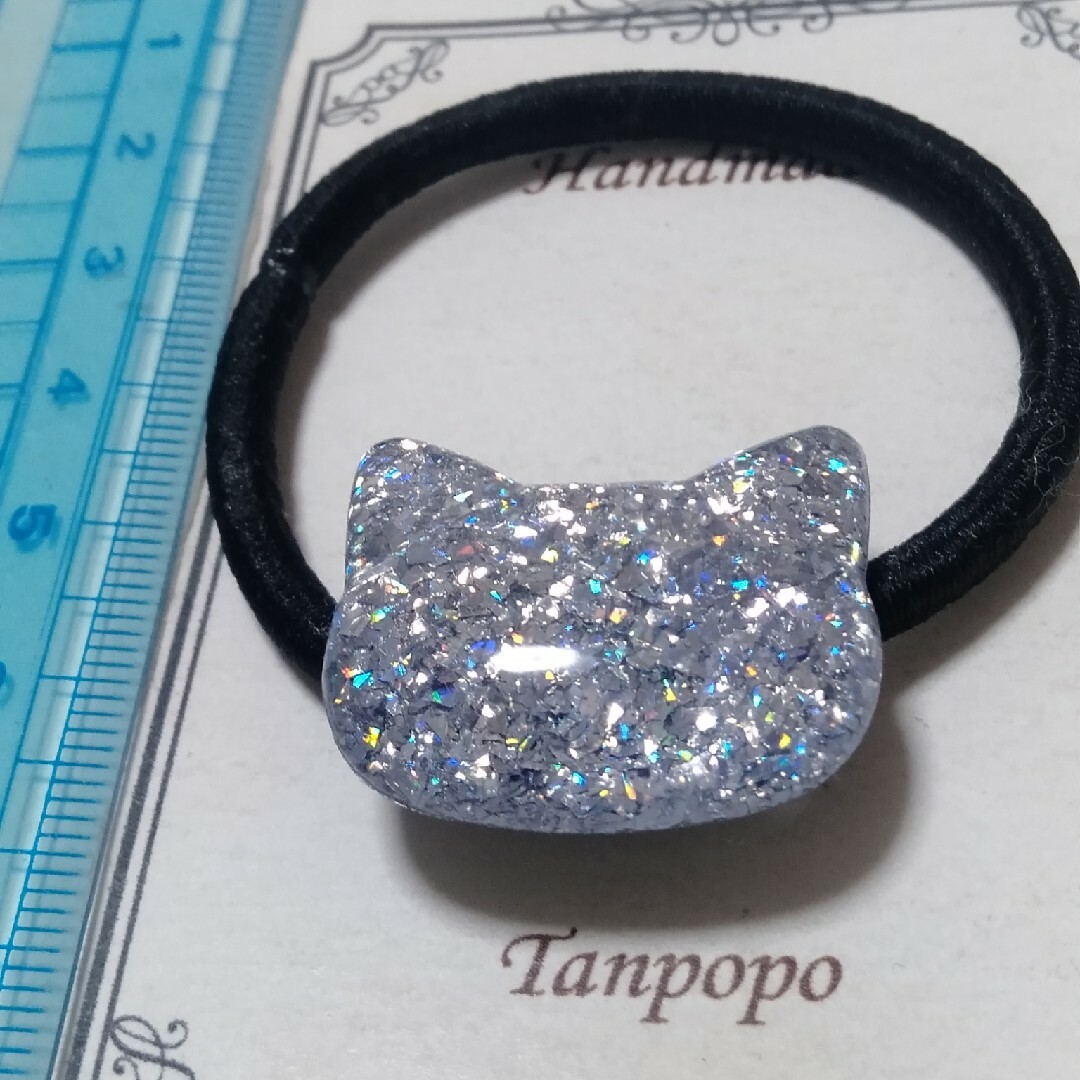 ヘアゴム ハンドメイド レジン☆ きらきら 猫ちゃん オーロラ シルバー系 ② レディースのヘアアクセサリー(ヘアゴム/シュシュ)の商品写真