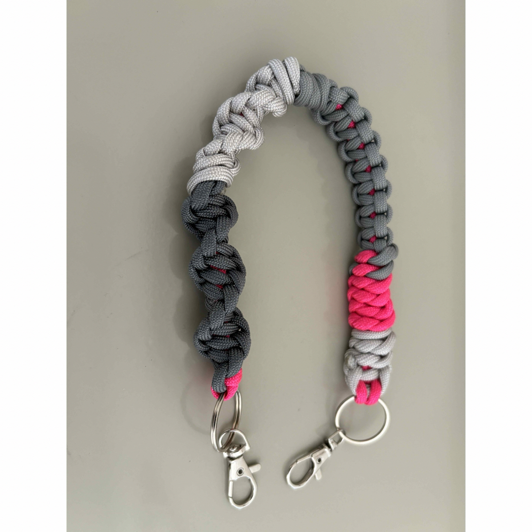 パラコード　スマホハンドストラップ　Paracord  hand strap ハンドメイドのスマホケース/アクセサリー(スマホストラップ/チャーム)の商品写真