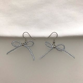 ビーズリボンピアス　ブルーシルバー　ハンドメイド　ニッケルフリー(ピアス)