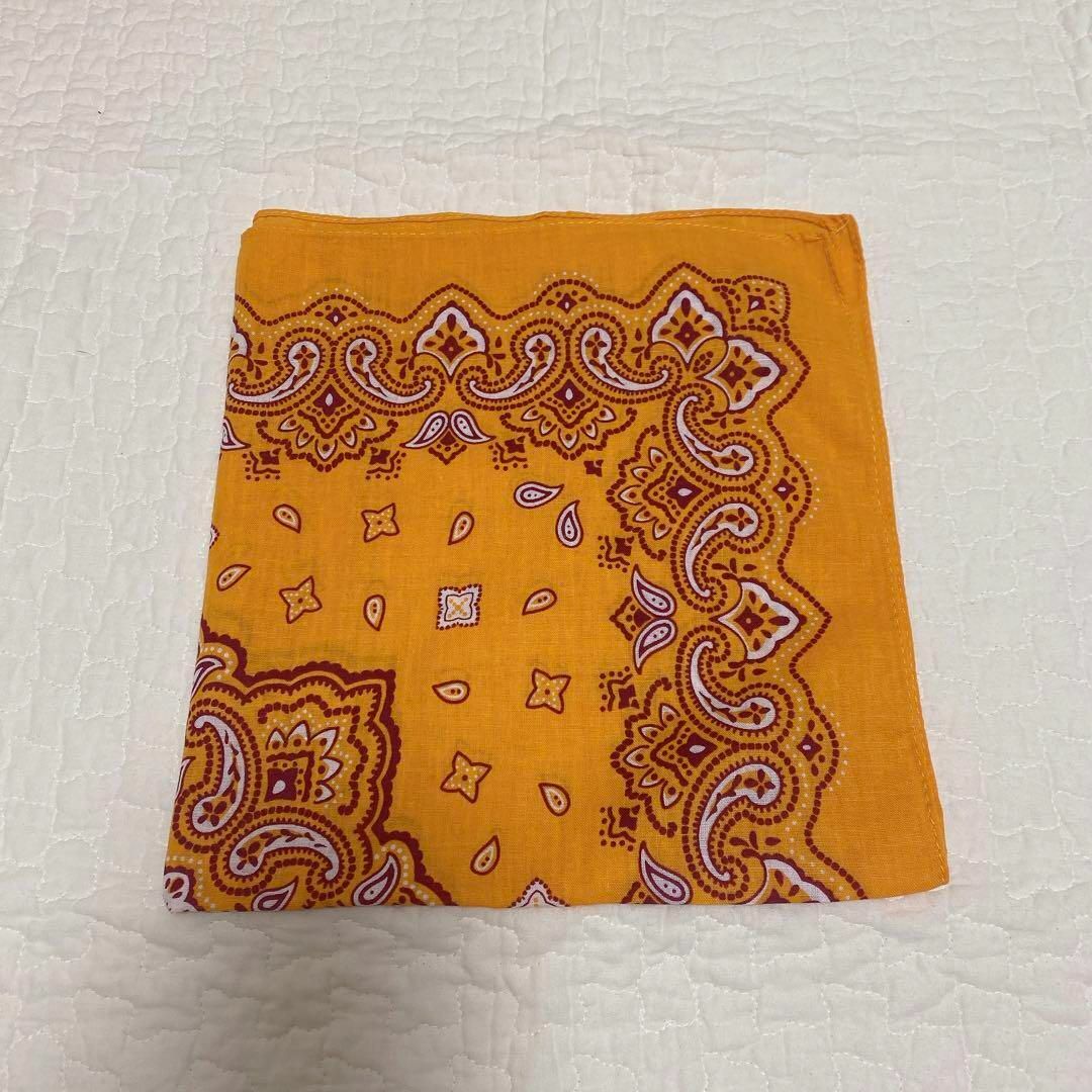バンダナ　オレンジ　ペイズリー 調　三角巾としても❣️1度使用　約48×52cm キッズ/ベビー/マタニティのこども用ファッション小物(その他)の商品写真