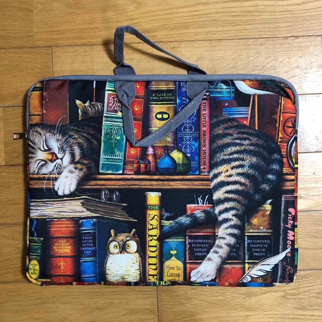 猫柄 ラップトップバッグ ブリーフケース PCケース ネコと本棚 レディースのバッグ(トートバッグ)の商品写真