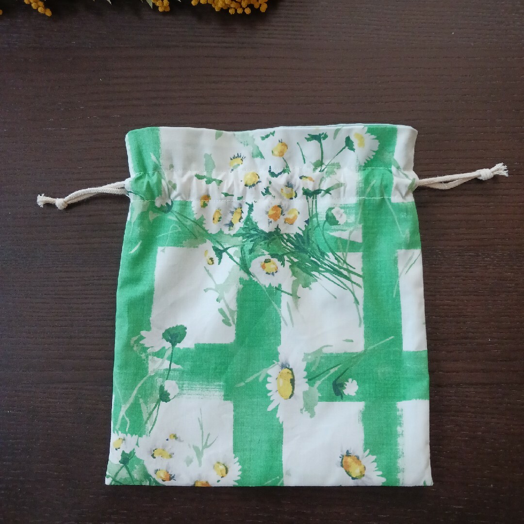 巾着袋　マーガレット　緑 ハンドメイドのファッション小物(ポーチ)の商品写真