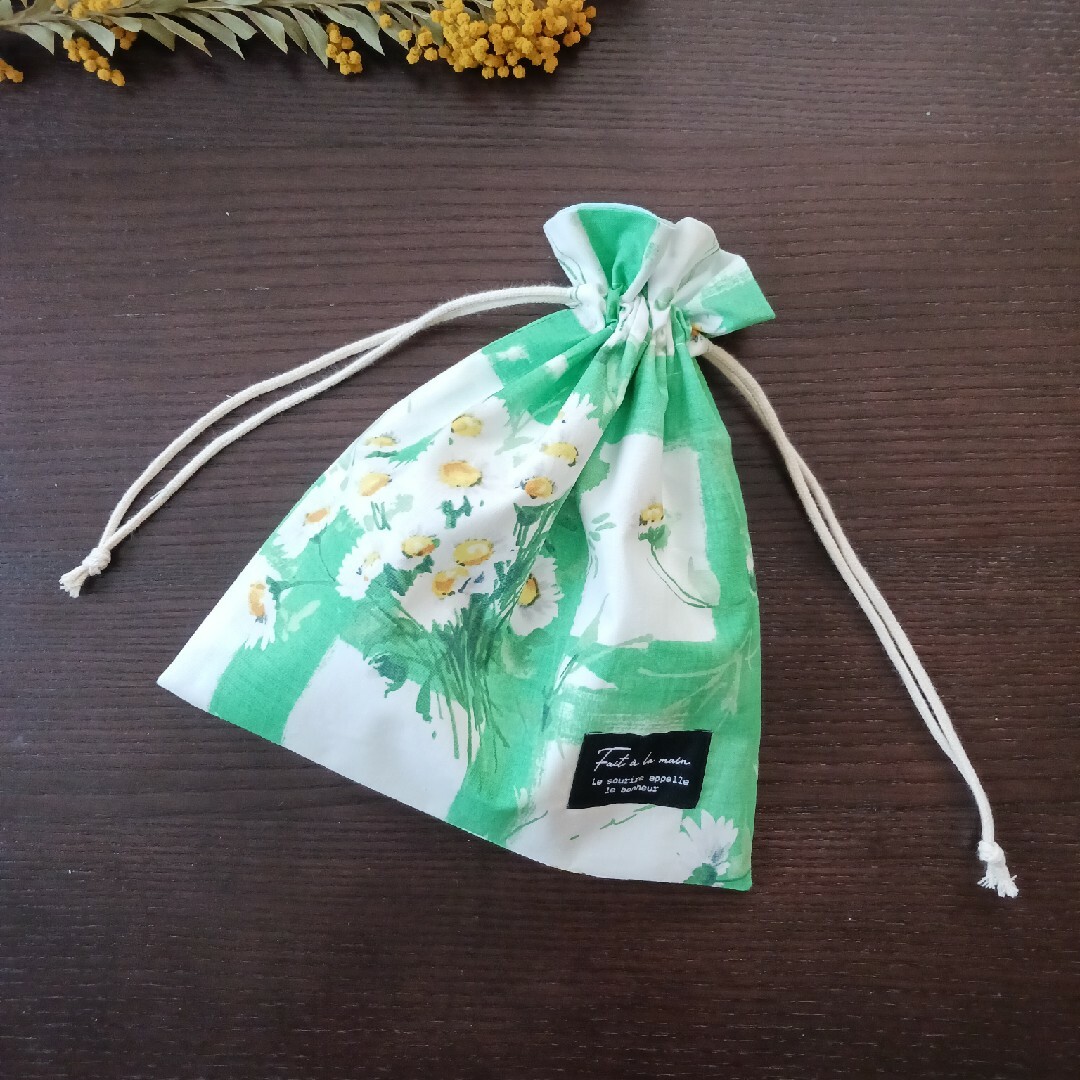 巾着袋　マーガレット　緑 ハンドメイドのファッション小物(ポーチ)の商品写真