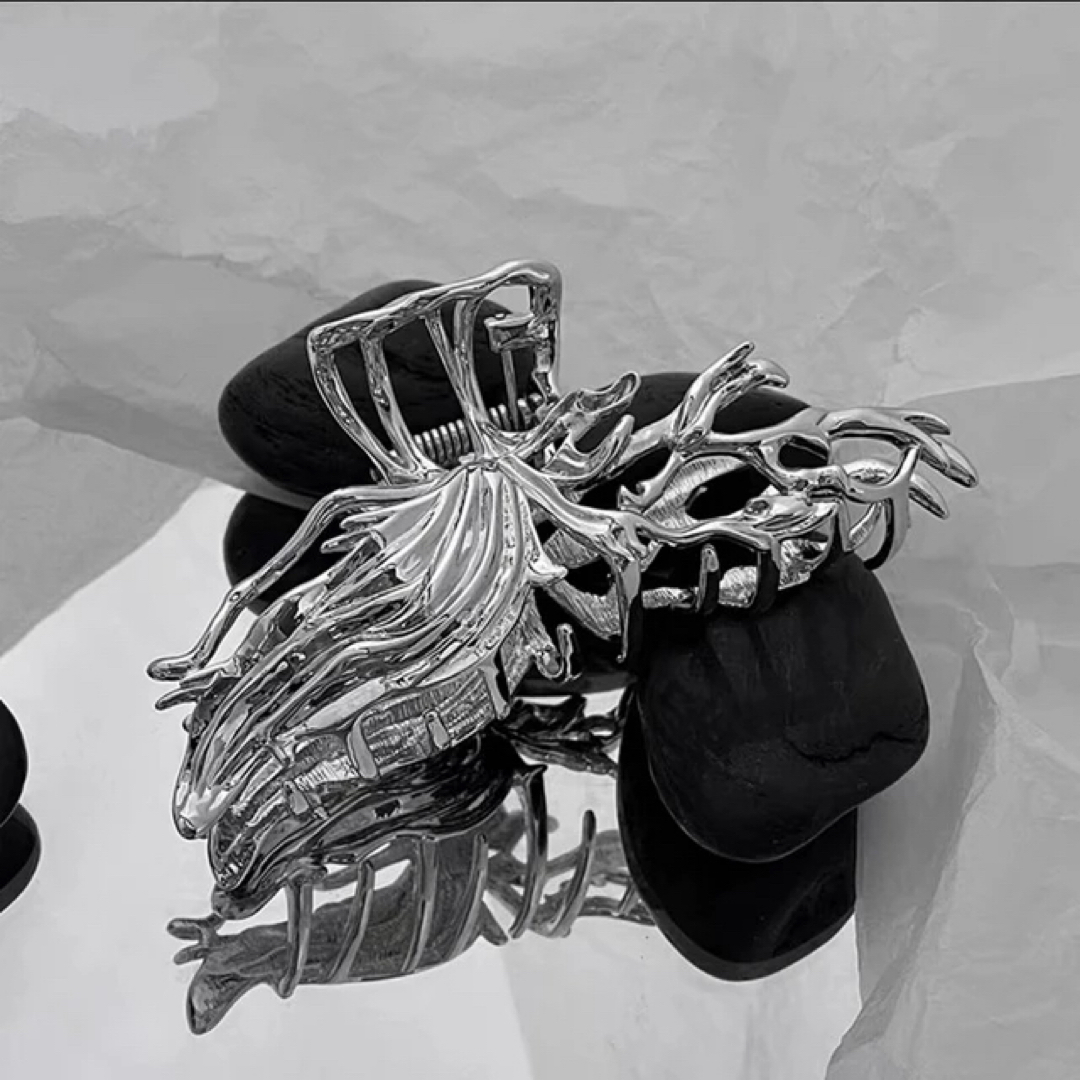 ヘアクリップ バンス バレッタ メタリック ウォーターフロー シルバー 大きめ レディースのヘアアクセサリー(バレッタ/ヘアクリップ)の商品写真