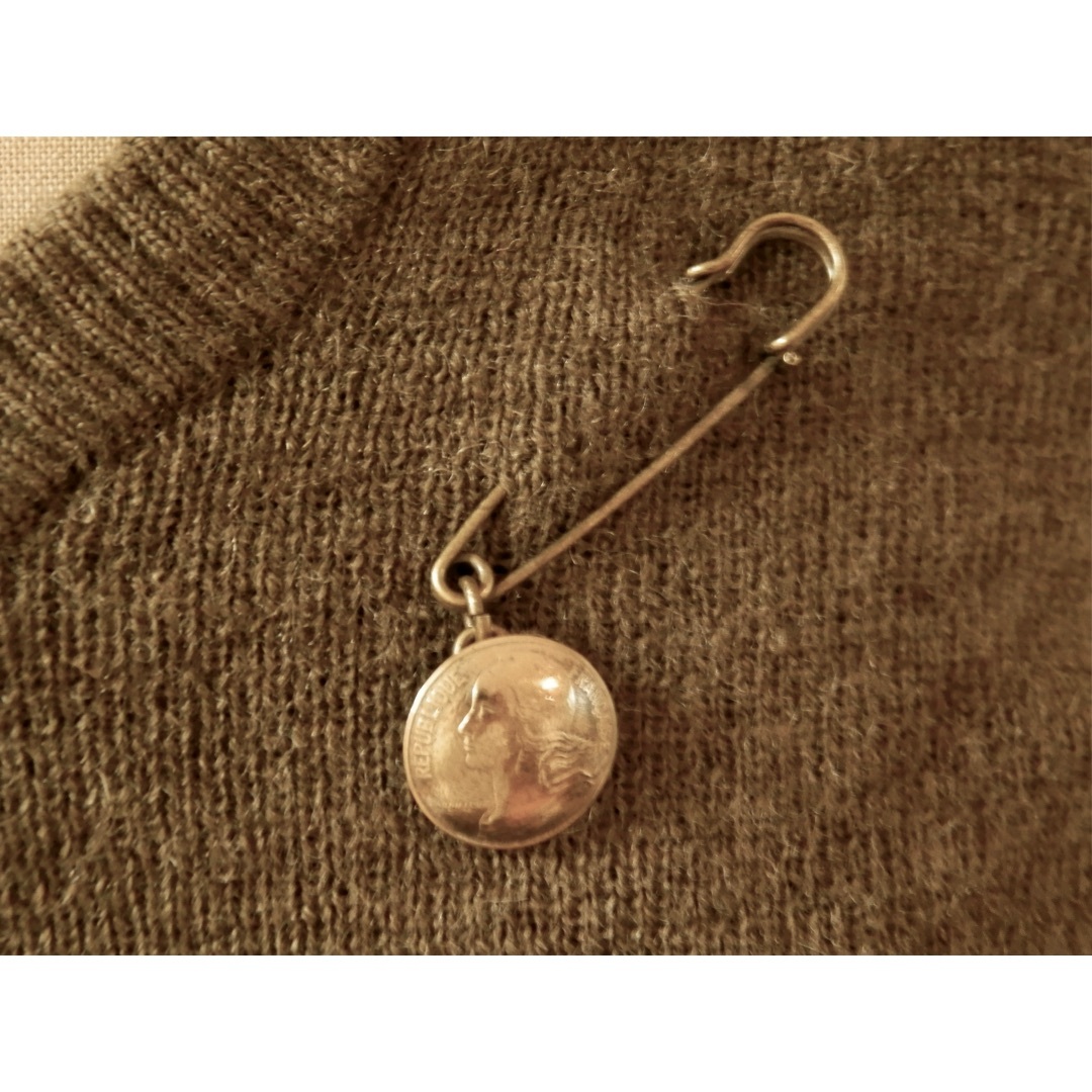 ＃B87s　France Coin Brooch(swing type) レディースのアクセサリー(ブローチ/コサージュ)の商品写真