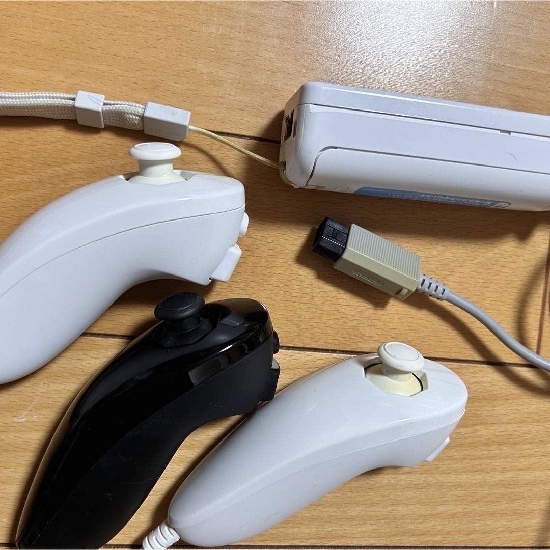 Wii(ウィー)の任天堂 ニンテンドー Wii本体 白 ゲーム機　付属品セット エンタメ/ホビーのゲームソフト/ゲーム機本体(家庭用ゲーム機本体)の商品写真