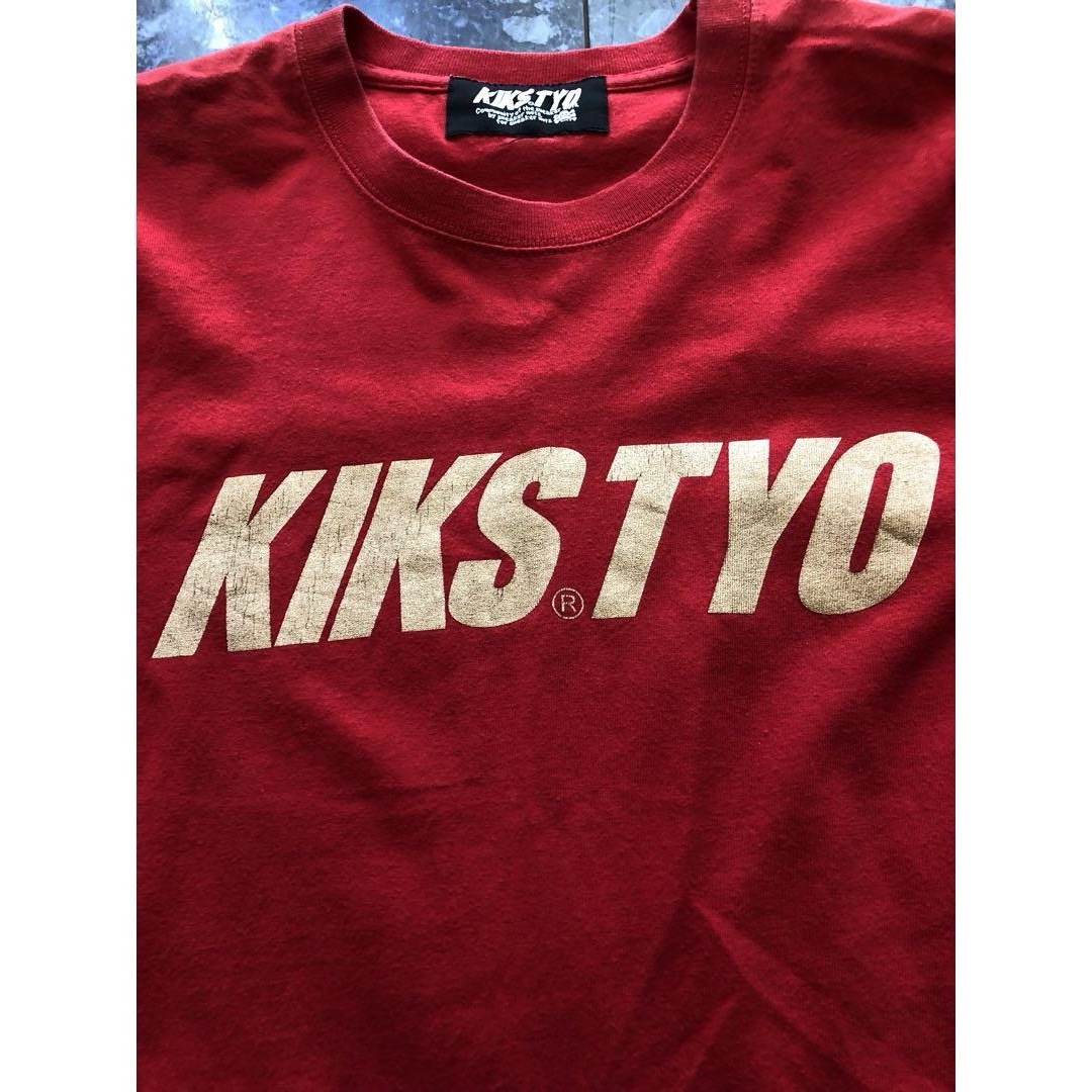 KIKS TYO(キックスティーワイオー)のキックスティーワイオー　KIKSTYO ロゴプリント　トップス半袖Tシャツ　赤 メンズのトップス(Tシャツ/カットソー(半袖/袖なし))の商品写真