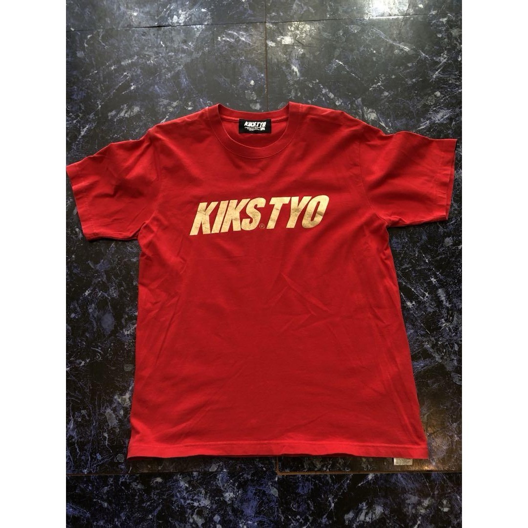 KIKS TYO(キックスティーワイオー)のキックスティーワイオー　KIKSTYO ロゴプリント　トップス半袖Tシャツ　赤 メンズのトップス(Tシャツ/カットソー(半袖/袖なし))の商品写真