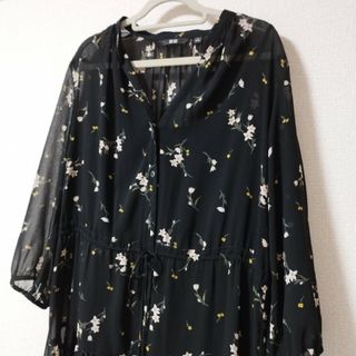 ユニクロ(UNIQLO)のユニクロ 花柄ワンピース(ロングワンピース/マキシワンピース)