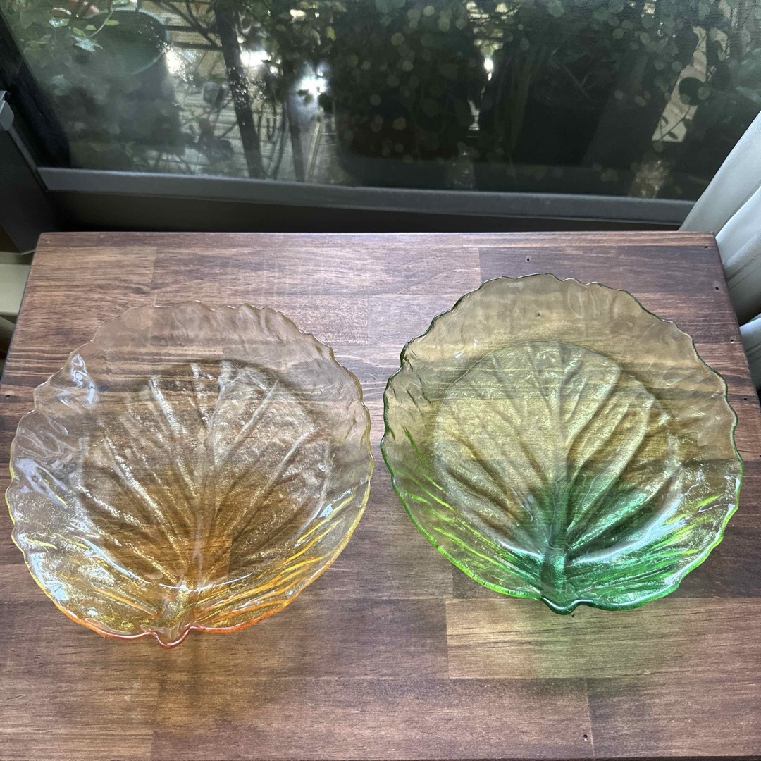 ガラス プレート　2枚　グリーン　オレンジ　皿 インテリア/住まい/日用品のキッチン/食器(食器)の商品写真