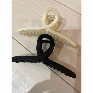 2個セット　13cm 大きい　ブラック　ホワイト　ヘアクリップ　ヘアアクセサリー(バレッタ/ヘアクリップ)