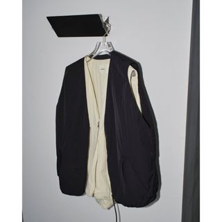 トゥデイフル(TODAYFUL)のTODAYFUL Vneck Nylon Vest BLK(ダウンベスト)