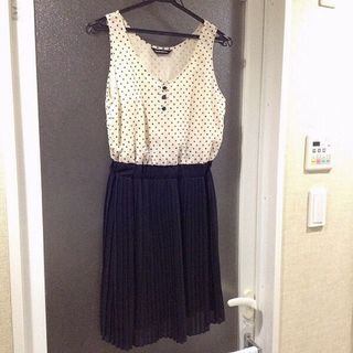 《美品》きれいめドット柄×黒プリーツお洒落なワンピース上品デート服(ひざ丈ワンピース)