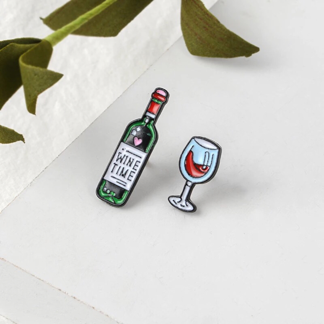 ワインとグラスのピンバッジ エンタメ/ホビーのアニメグッズ(バッジ/ピンバッジ)の商品写真