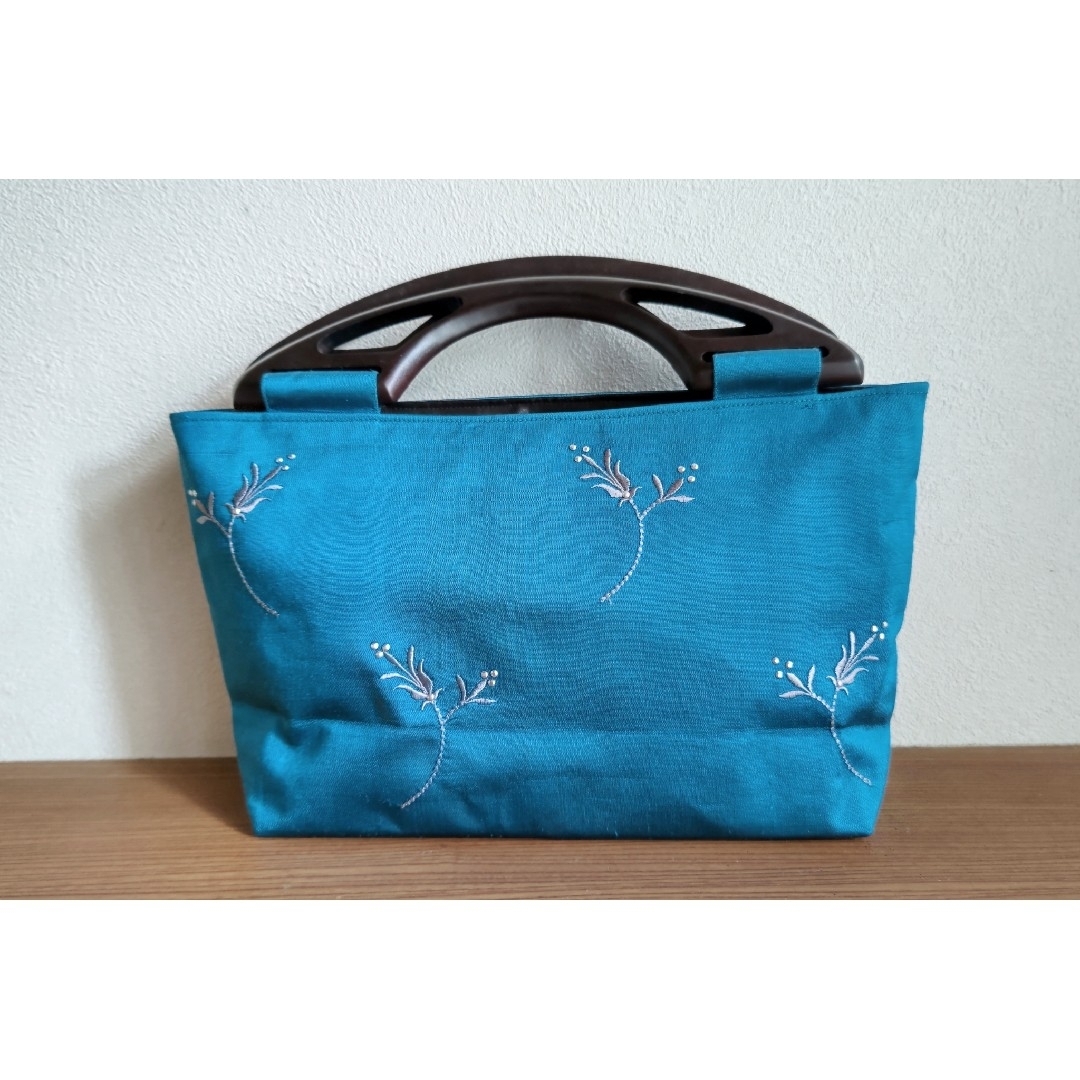 未使用 タイシルクバッグ 花刺繍 ビジュー 木製ハンドル レディースのバッグ(その他)の商品写真