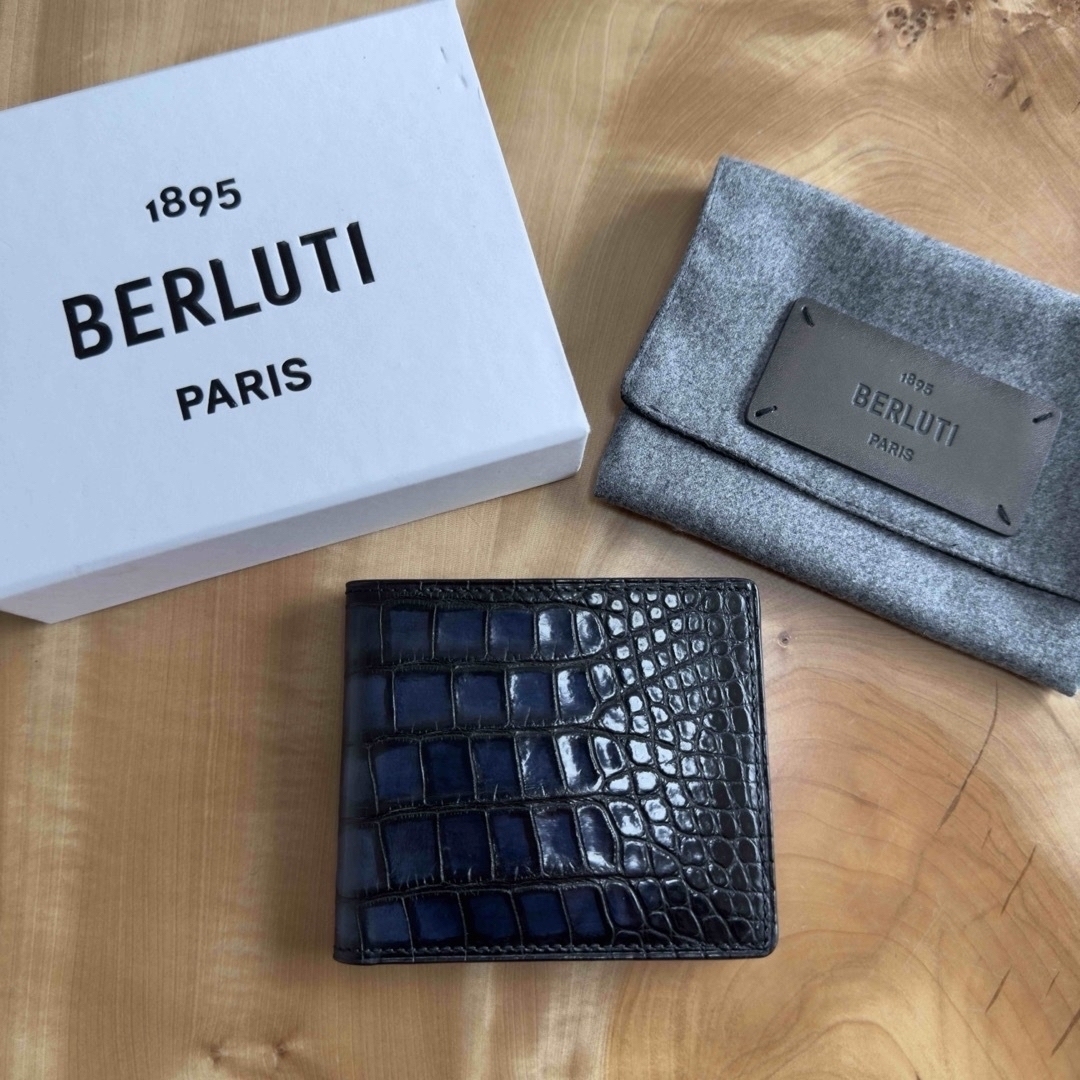 Berluti(ベルルッティ)の定価53.3万円 ベルルッティ マコレ パティーヌアリゲーターレザー二つ折り財布 メンズのファッション小物(折り財布)の商品写真