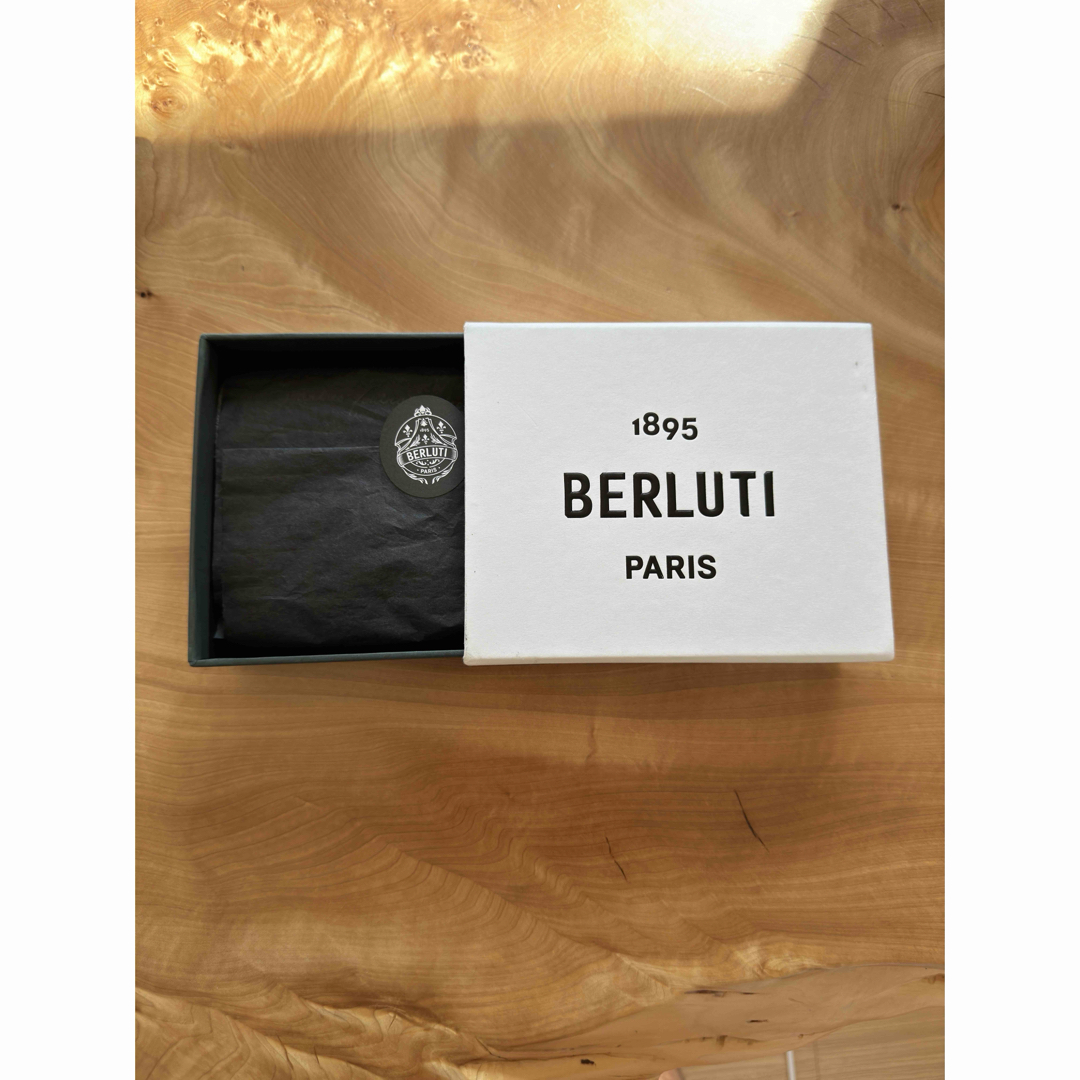 Berluti(ベルルッティ)の定価53.3万円 ベルルッティ マコレ パティーヌアリゲーターレザー二つ折り財布 メンズのファッション小物(折り財布)の商品写真