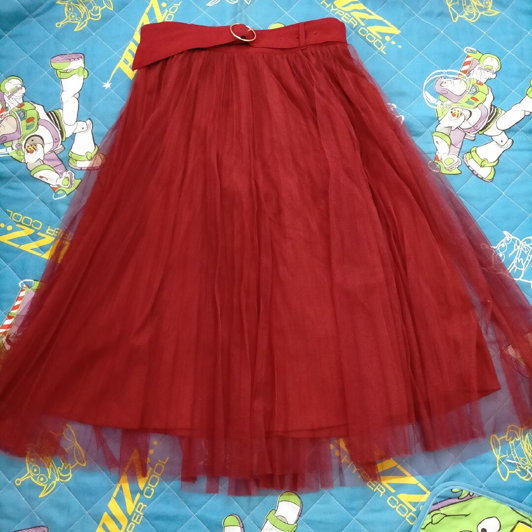 落ち着きのある赤チュールスカート レディースのスカート(ロングスカート)の商品写真