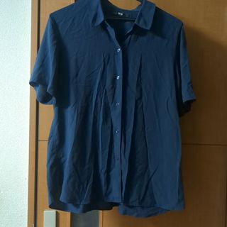 ユニクロ(UNIQLO)のUNIQLO　ネイビー　レーヨンエアリーブラウス　シャツ(シャツ/ブラウス(半袖/袖なし))