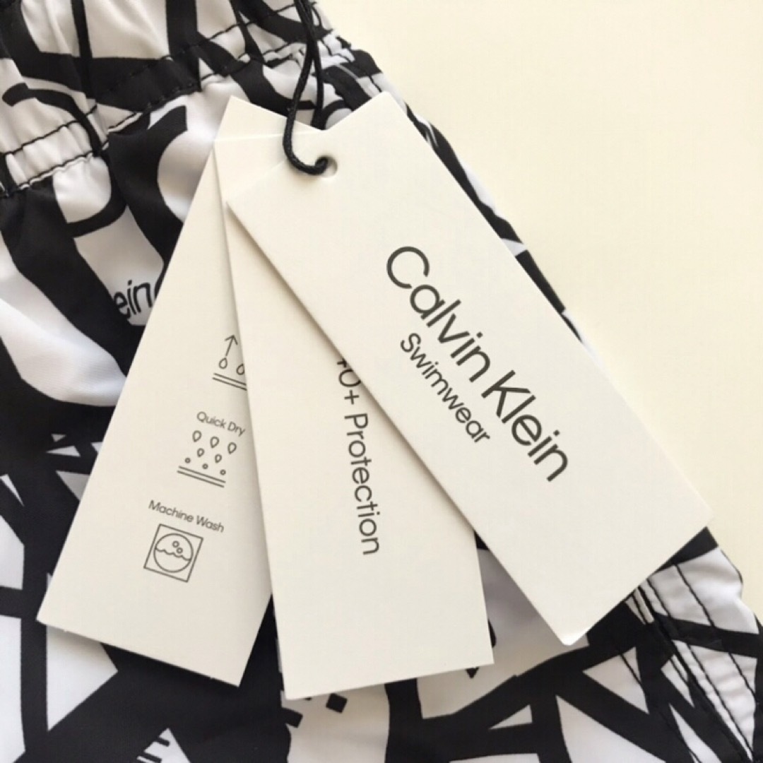 Calvin Klein(カルバンクライン)の【新品】カルバンクライン USA メンズ 水着 M 白黒ロゴ柄 下着 メンズの水着/浴衣(水着)の商品写真