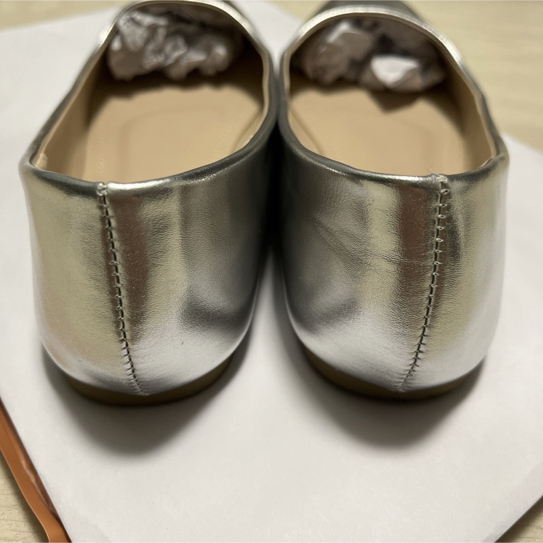 フラットパンプス シルバー レディースの靴/シューズ(ハイヒール/パンプス)の商品写真