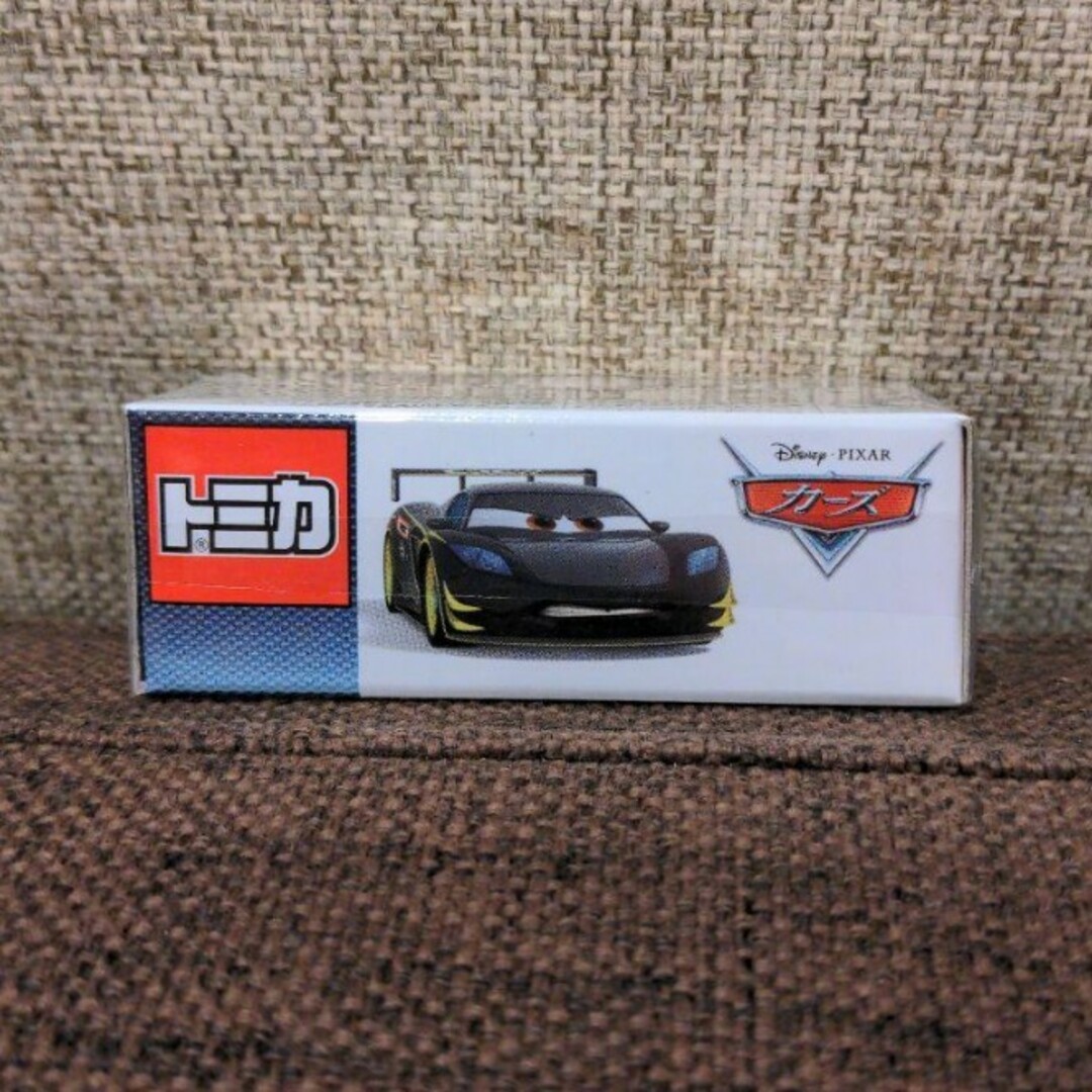 激レア！　新品未開封　カーズ　トミカ　ルイス　ハミルトン　カーボンレーサータイプ エンタメ/ホビーのおもちゃ/ぬいぐるみ(ミニカー)の商品写真