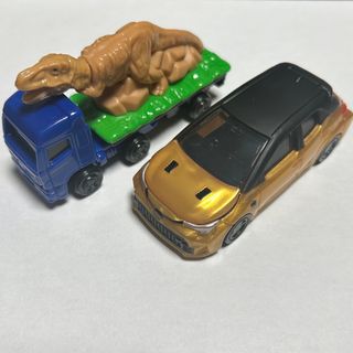 タカラトミー(Takara Tomy)のトミカ　恐竜搬送車　日野プロティア　GRカローラ　マクドナルド仕様　"ゴールド"(ミニカー)