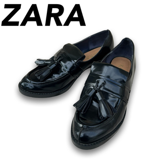 ザラ(ZARA)の【ZARA】タッセルローファー　ブラック(ローファー/革靴)