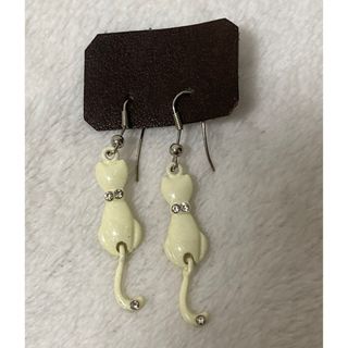 猫　ネコ　ピアス　オフホワイト　お尻尾　ゆらゆら(ピアス)