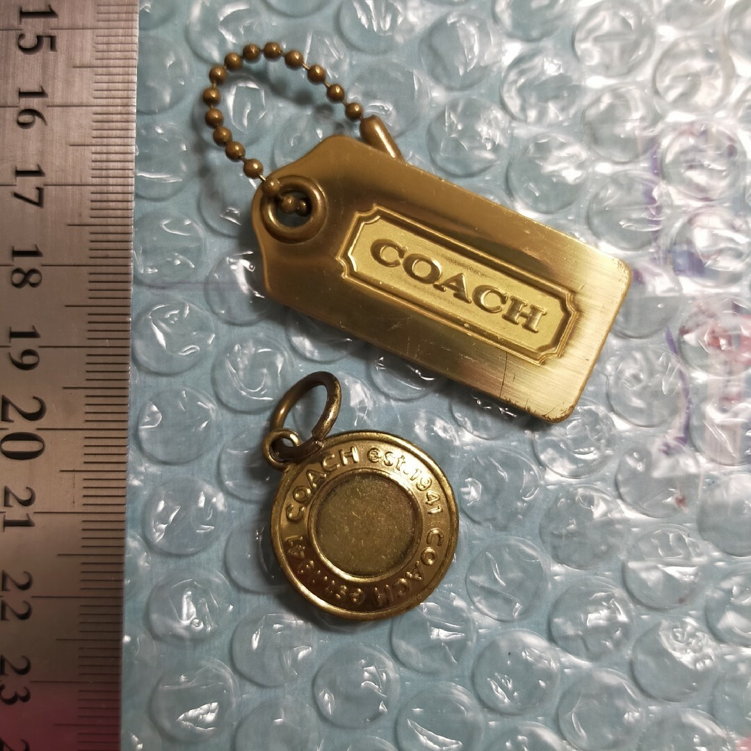 中古 COACH チャーム タグ キーホルダー コーチ 金色 エンタメ/ホビーのおもちゃ/ぬいぐるみ(キャラクターグッズ)の商品写真