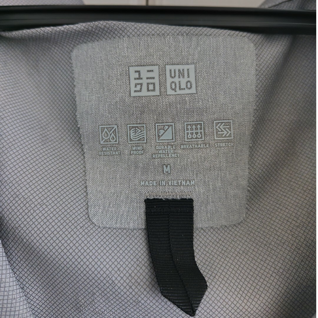 UNIQLO(ユニクロ)のユニクロ　メンズ　Мサイズ　ブロックテックパーカー　グレー メンズのジャケット/アウター(マウンテンパーカー)の商品写真