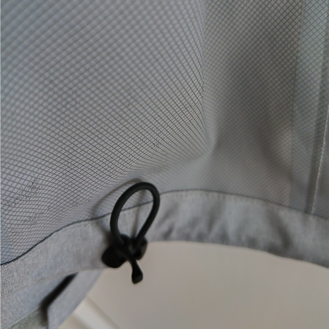 UNIQLO(ユニクロ)のユニクロ　メンズ　Мサイズ　ブロックテックパーカー　グレー メンズのジャケット/アウター(マウンテンパーカー)の商品写真