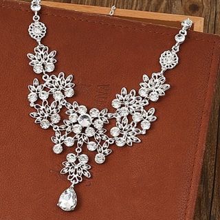 【高品質】ネックレス　ピアス　2点セット　花　結婚式　前撮り　花嫁(その他)