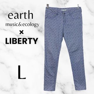 リバティ(LIBERTY.)の美品✨【earth×LIBERTY】小花柄ストレッチスキニーデニムパンツ　青　L(デニム/ジーンズ)