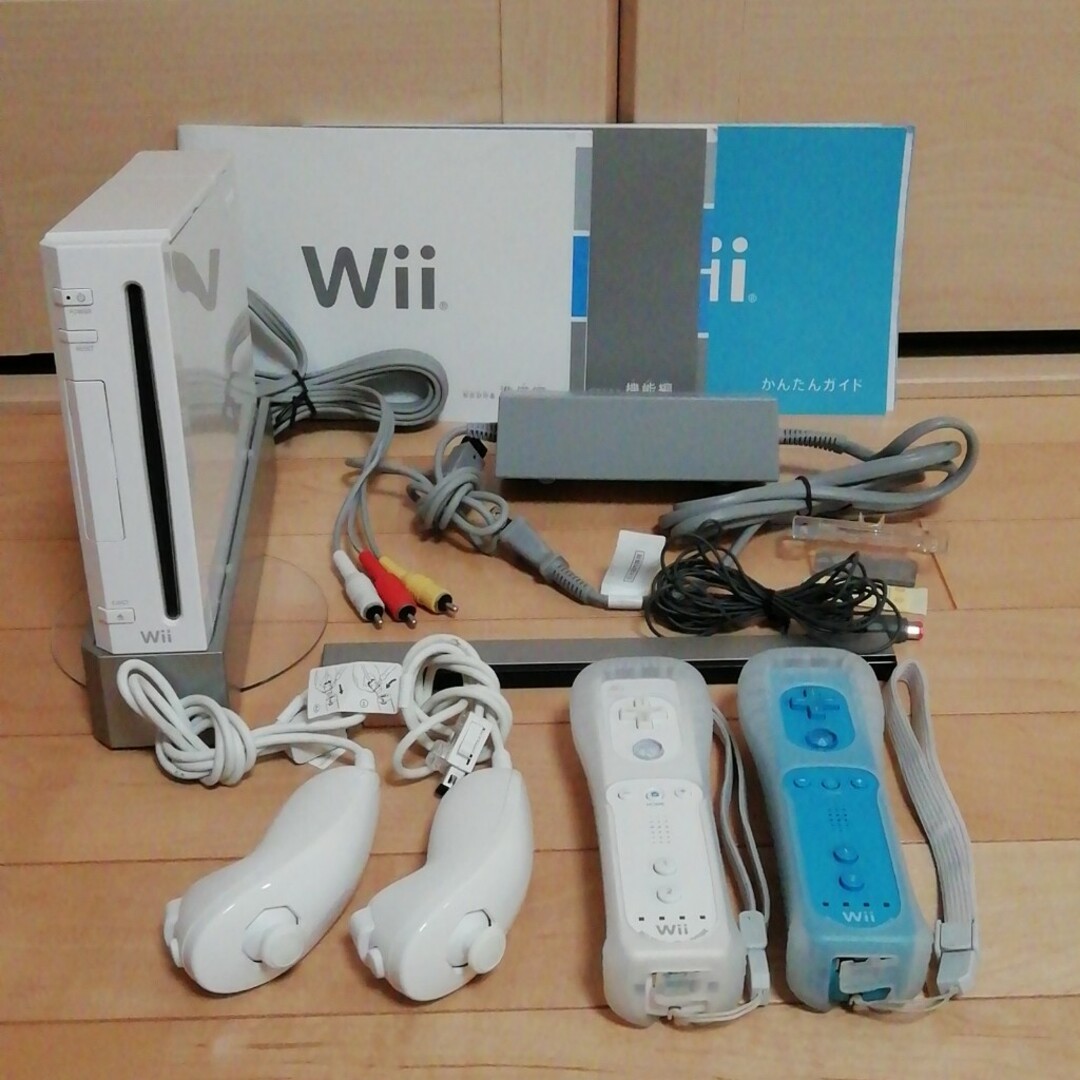 Wii(ウィー)の【任天堂】Wii　本体セット エンタメ/ホビーのゲームソフト/ゲーム機本体(家庭用ゲーム機本体)の商品写真