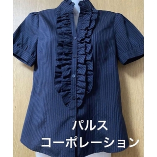 ◆プラウス   スタンドカラー  フロントフリル付き ネイビーブルー  9R(シャツ/ブラウス(半袖/袖なし))