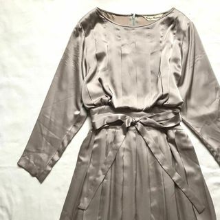 Tokyo Sienne　ロングワンピース　プリーツ　リボン　光沢　レトロ　F(ロングワンピース/マキシワンピース)