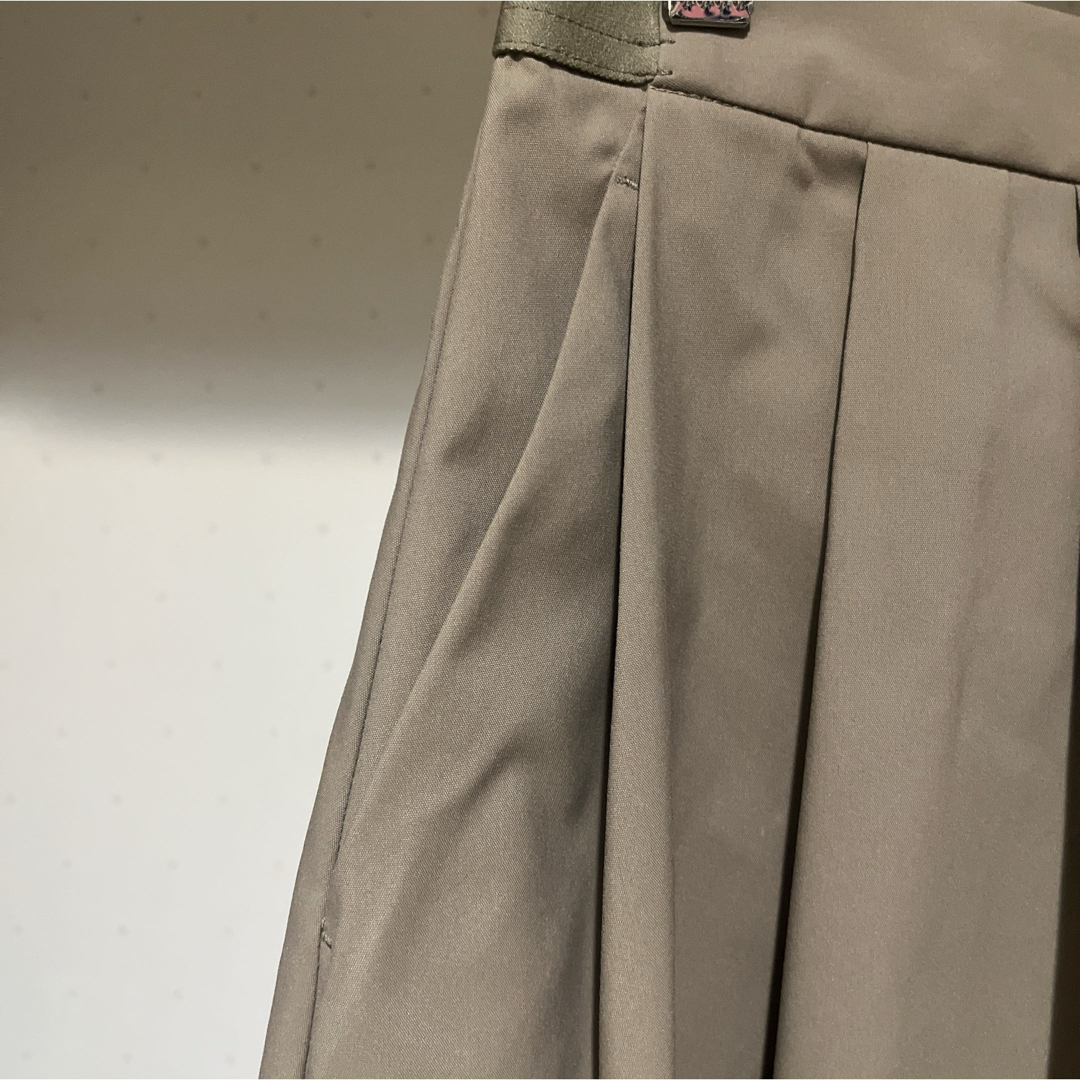 UNIQLO(ユニクロ)の【UNIQLO】ドライストレッチタックスカート カーキ レディースのスカート(ひざ丈スカート)の商品写真