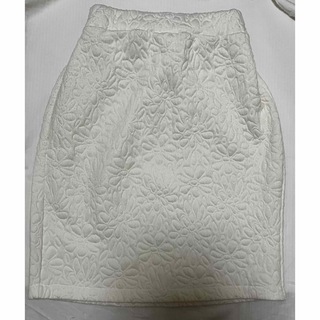 アイズビットガーディアン(ISBIT GUARDIAN)の白いスカート　花柄　エンボス加工　(ミニスカート)