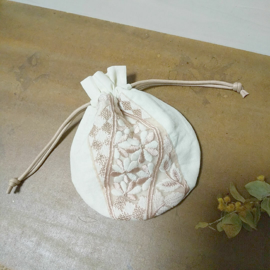 まんまる巾着・６ ▫リネンとインド刺繍リボンの巾着ポーチ ハンドメイドのファッション小物(ポーチ)の商品写真