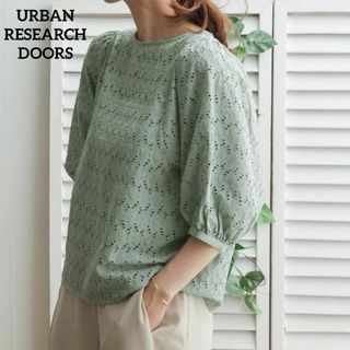 URBAN RESEARCH DOORS カット刺繍バルーンスリーブブラウス