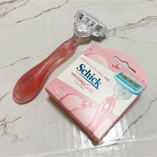 シック(Schick)の新品 シック ハイドロシルク ホルダー1本(刃付き) 替刃4個 (カミソリ)