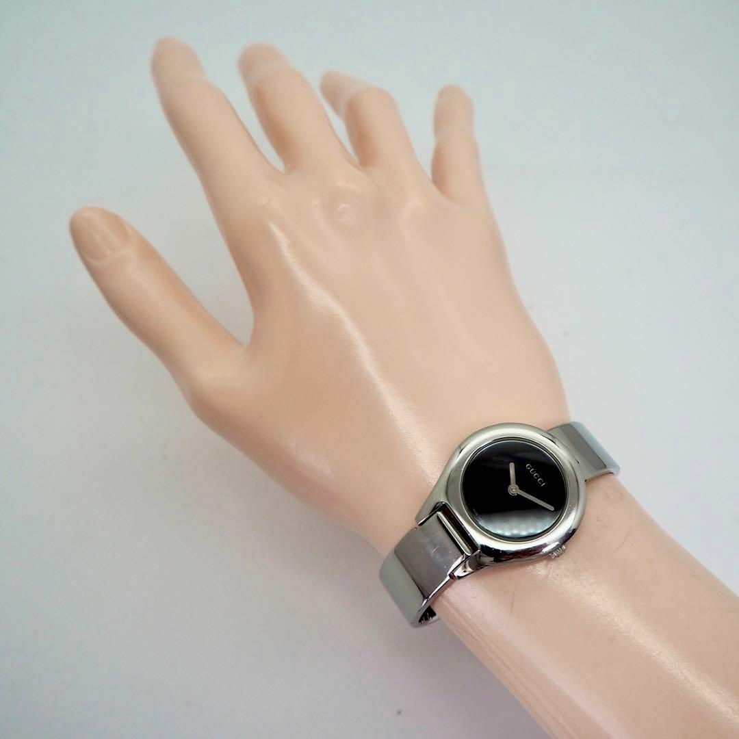 Gucci(グッチ)の136 【美品】 GUCCI グッチ レディース腕時計 シルバー ブラック レディースのファッション小物(腕時計)の商品写真