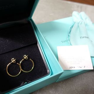 ティファニー(Tiffany & Co.)のティファニー TIFFANY＆CO Tワイヤーフープピアス ミディアム K18(ピアス)