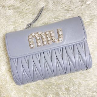 ミュウミュウ(miumiu)の【美品】MIU MIU マテラッセ ビジュー 折り財布 L字ファスナー グレー(財布)