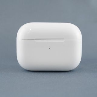 アップル(Apple)のApple AirPods Pro 第二世代 充電ケースのみ USED美品 ワイヤレスイヤホン MagSafe充電ケース Lightning MQD83J/A 完動品 KR V0066(ヘッドフォン/イヤフォン)